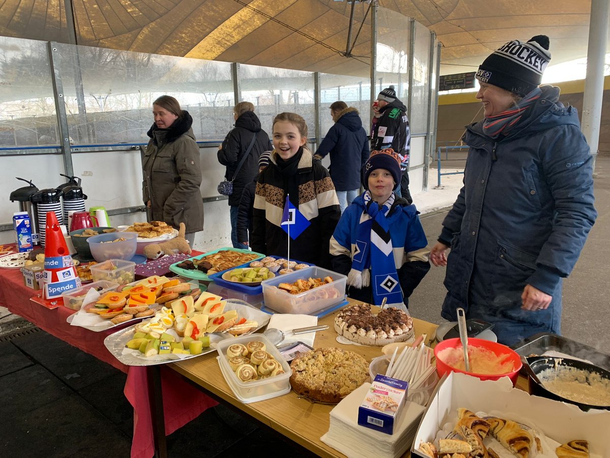 140 Brötchen, 2 kg Bananen, 2 kg Äpfel, 4 Gurken, 1 Schale - HSV-Eishockey