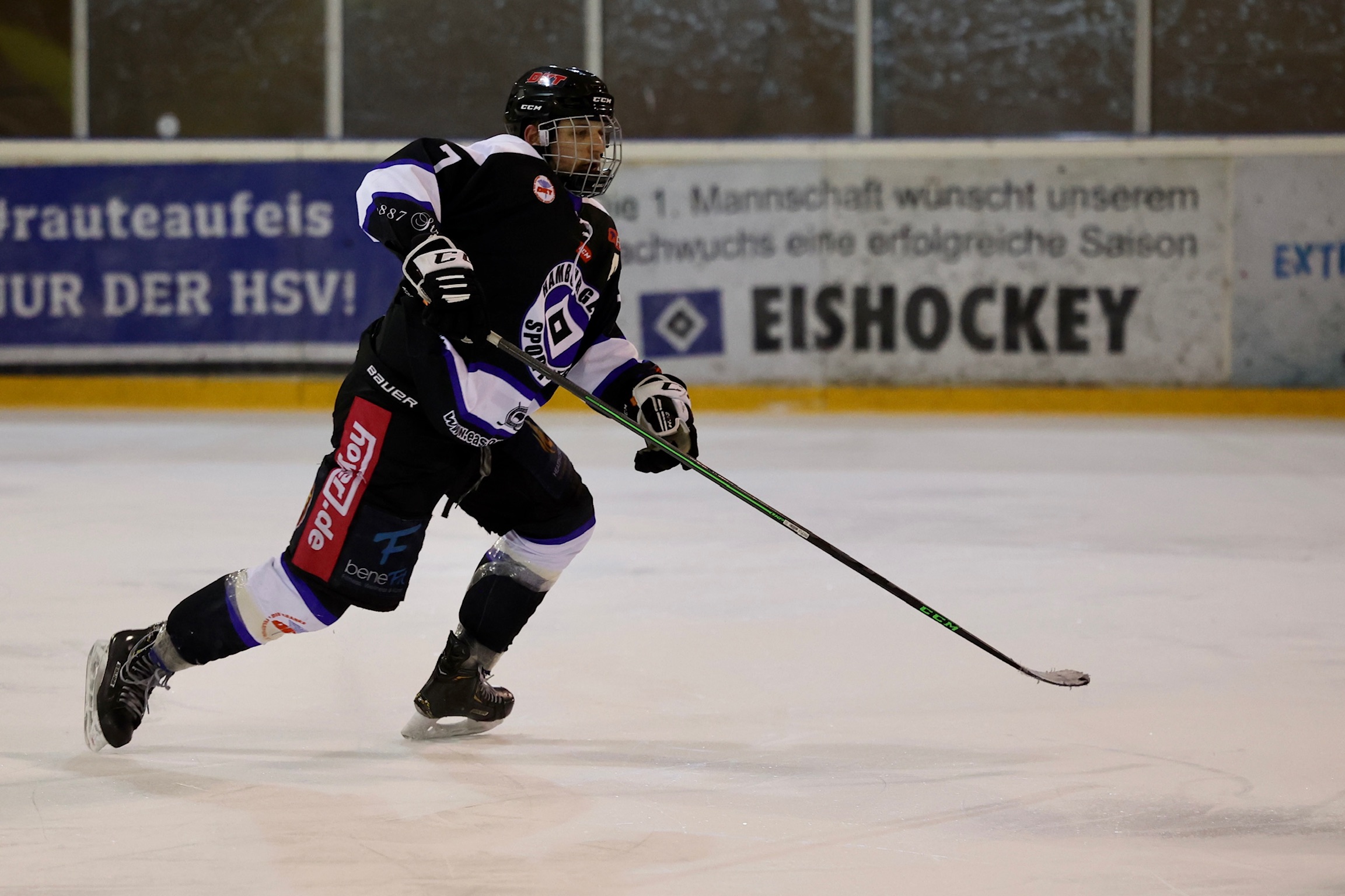 HSV Eishockey 1. Mannschaft - Rechtzeitig unters Messer Kapitän Marcel  Schlode unterzieht sich Schulter-OP. Zyniker behaupten sein Körper werde  nur noch durch Schrauben und ähnliche Hilfsmittel zusammengehalten und in  der Tat 
